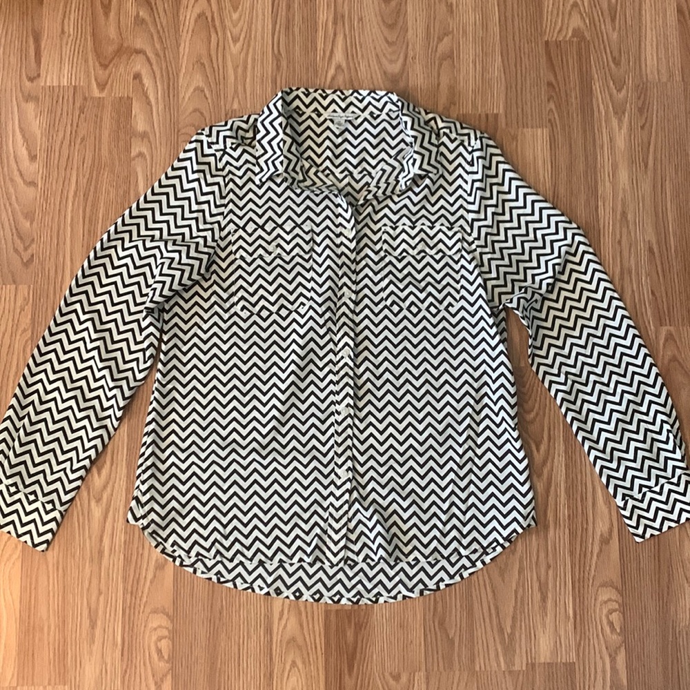 Black and white chevron American Eagle blouse. Size L.